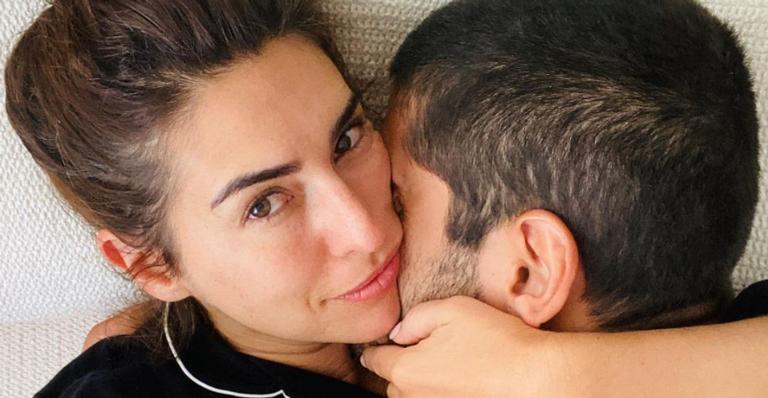 Fernanda Paes Leme curte momento de preguiça com o namorado: ”Só mais 5 minutinhos”