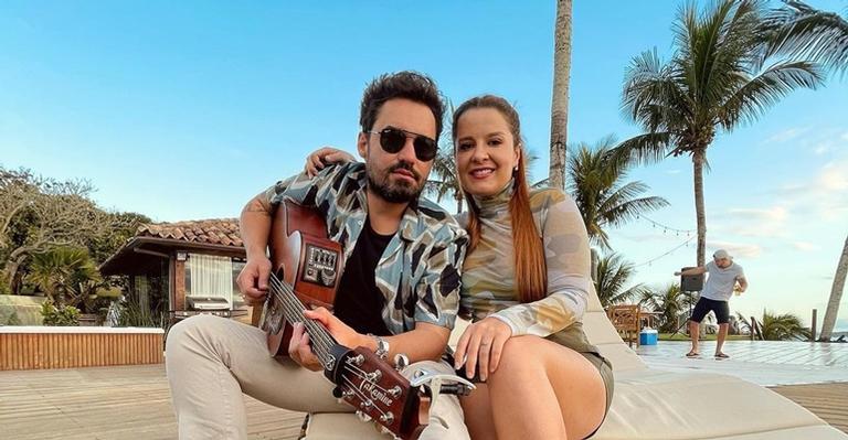 Apaixonado! Fernando Zor posta clique na piscina com Maiara: ”Feito um para o outro!”