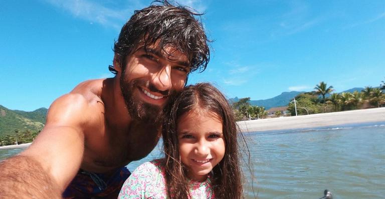 Hugo Moura faz flagra fofo da filha no carro e fãs se derretem: ”Linda demais!”