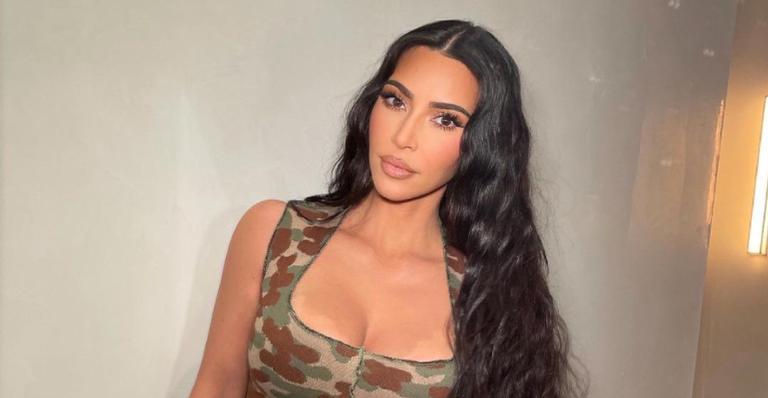 Kim Kardashian exibe curvas impecáveis em clique descontraído