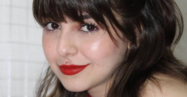 Klara Castanho dá show de beleza ao exibir produção minimalista