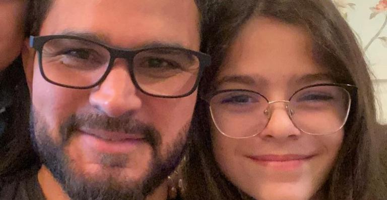 Luciano Camargo encanta fãs ao postar clique da filha, Helena: ”Linda demais!”