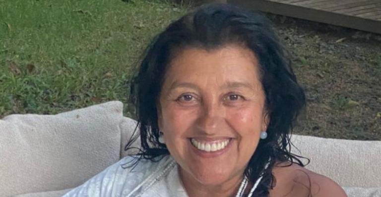 Regina Casé exibe mandioca gigante que brotou em seu sítio: ”Totalmente orgânico”