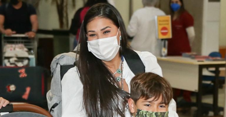 Simone Mendes faz primeira aparição com a filha, Zaya, e posa para cliques com o maridão e os filhos