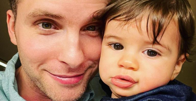 Thiago Fragoso surge agarradinho com o filho, Martin e se derrete: “Meu gordo gostoso…”