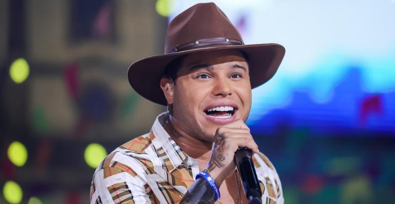 Tierry celebra sucesso da live especial de Dia dos Namorados: ”Não existe presente melhor”