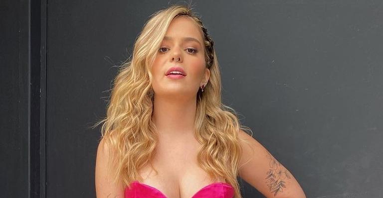 Viih Tube surge belíssima em ensaio com maiô recortado e cavado e para tudo: ”Que mulher é essa?”
