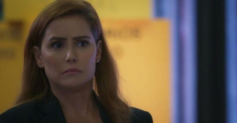 Alexia tenta beijar personagem e é rejeitada em ‘Salve-se Quem Puder’