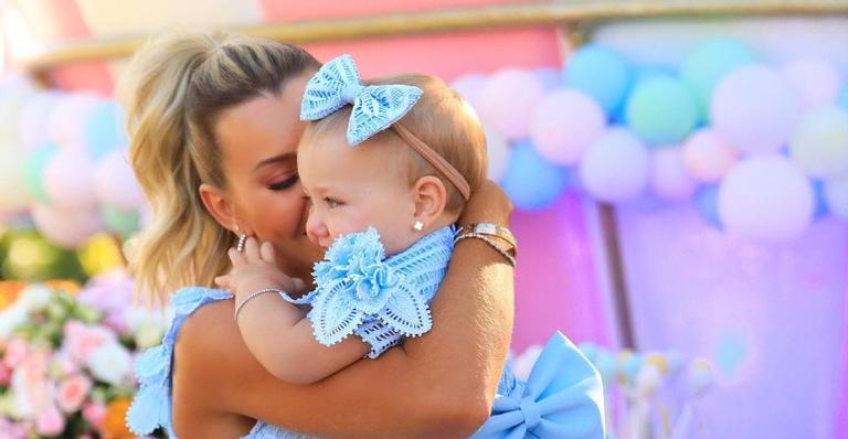 Ao lado da família, Ana Paula Siebert encanta ao mostrar detalhes da comemoração de um ano de Vicky