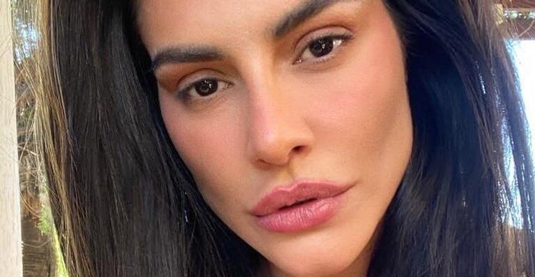 Usando um vestido decotado, Cleo arrasa ao posar em clique na cadeira: ”Maravilhosa”