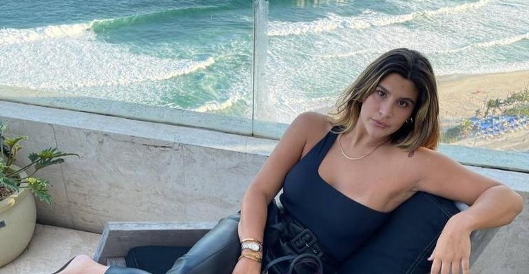 De óculos, Giulia Costa compartilha cliques com seu cachorrinho: ”Céu azul e Totó”