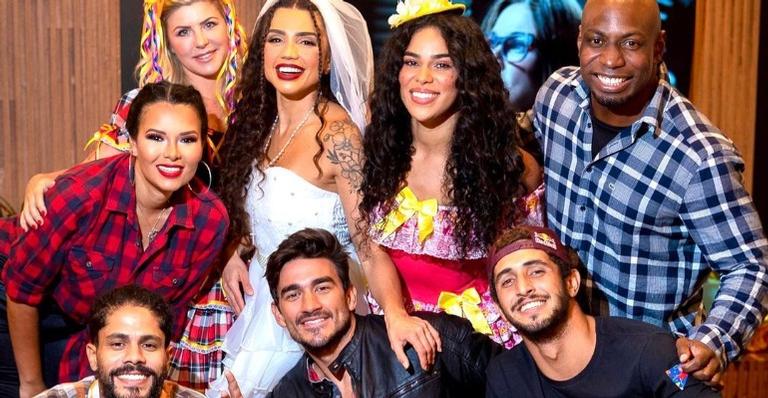 Em clima de festa junina, Elana Valenaria posta clique com equipe Carcará, do ‘No Limite’