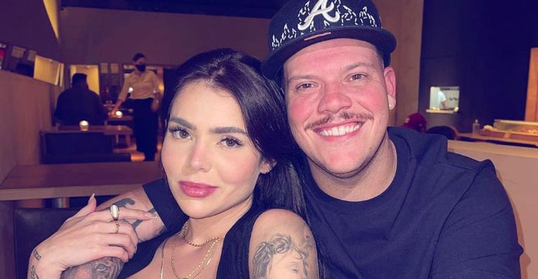 Ferrugem exibe momento romântico ao lado da esposa, Thaís Vasconcellos: ”A paz que faltava”