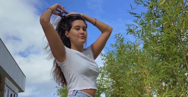 Filha de Fátima Bernardes, Beatriz Bonemer curte a companhia de seu cachorrinho de estimação