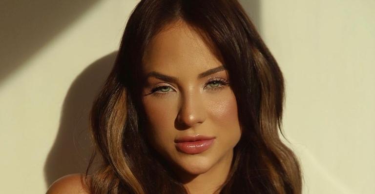 Gabi Martins aumenta a temperatura ao se exibir em fotos só de moletom: ”Sensacional!”
