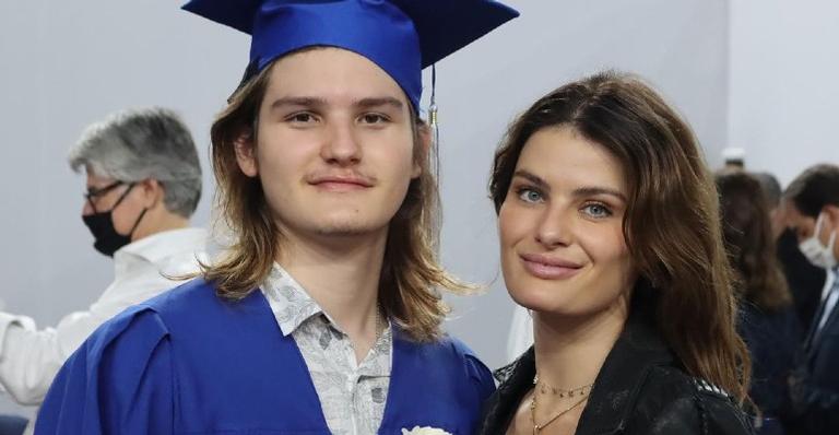 Isabeli Fontana revela que o filho passou por cirurgia e tranquiliza a web: ”Ficando bonzão”