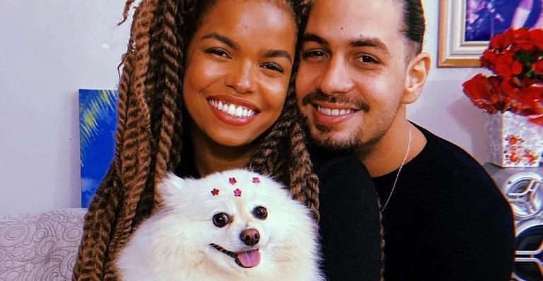 Jeniffer Nascimento, Jean Amorim e a cachorrinha surgem super agasalhados durante passeio