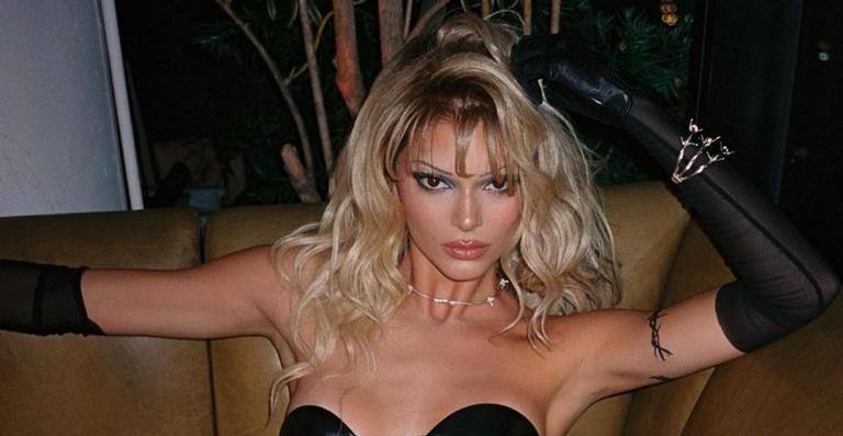 De saia micro, Kendall Jenner exibe curvas esculturais em clique: ”Gata”