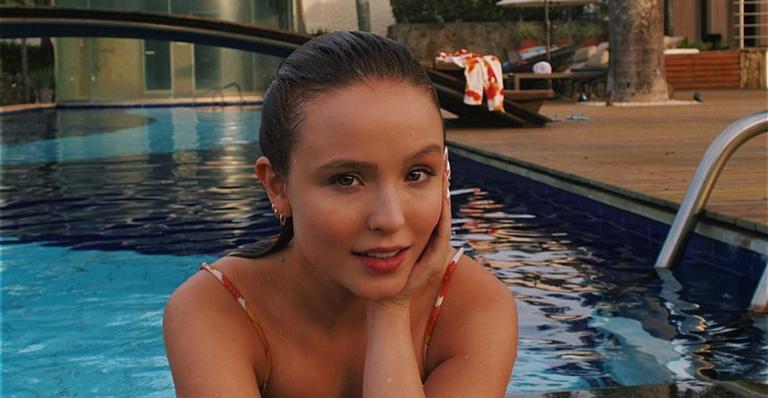 Larissa Manoela aposta em biquíni vermelho arrasador para curtir piscina com amiga