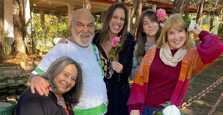 Lima Duarte posta lindos registros ao lado das filhas e neta: ”Damas de toda a minha vida”