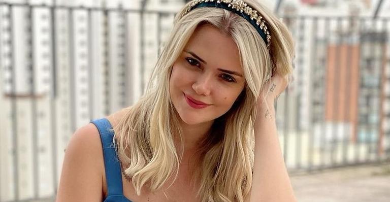 No chão, Marcela Mc Gowan se exibe em clique sensuais de biquíni e ostenta curvas: ”Que mulher”