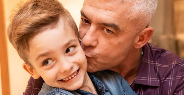 Alexandre Correa, esposo de Ana Hickmann, dança ao lado do filho: ”Crie memórias”