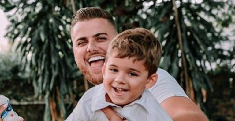 Na praia, Zé Neto aparece ao lado do filho e se declara: ”Darei o meu melhor por você”