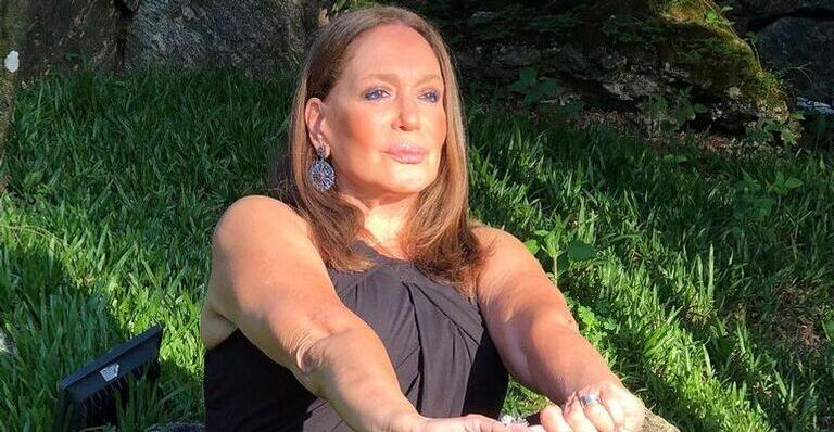 De pijama, Susana Vieira surge de cara lavada e surpreende com foto real