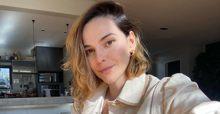 Em casa, Tainá Müller surge belíssima ao ser fotografada pelo marido