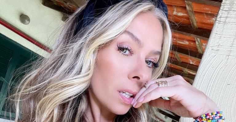 Adriane Galisteu aposta em vestido com franjas para o ‘Power Couple Brasil’: ”Solta a franja!”