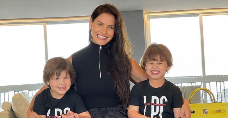 Andressa Suita registra os filhos com look combinando e brinca: ”Meus gêmeos”