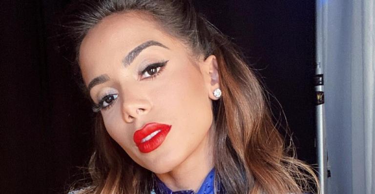 Em Punta Cana, Anitta exibe bumbum impecável ao surgir saindo da piscina com biquíni fio dental