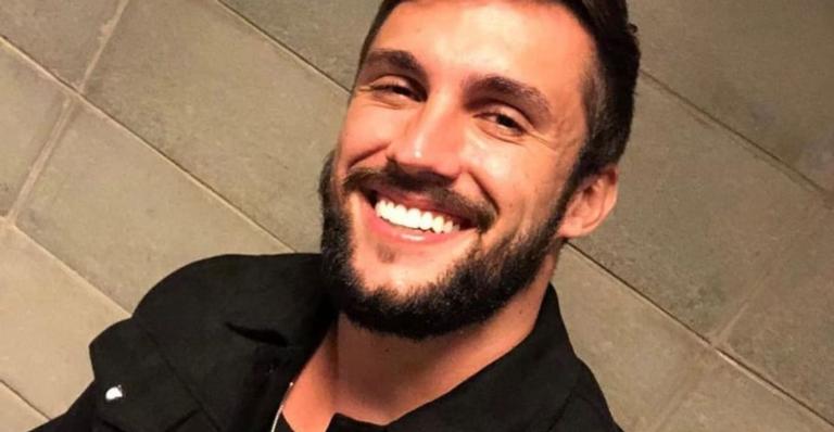 Arthur Picoli confunde teste positivo de Covid-19 com de gravidez: ”Que venha com saúde”