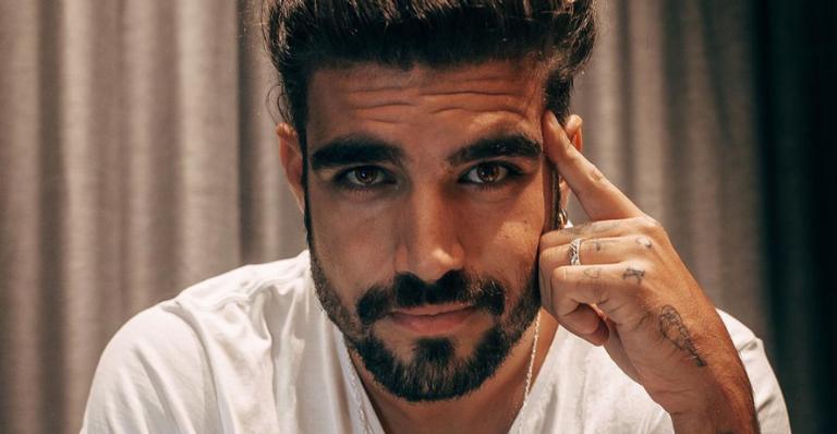 Caio Castro surge surfando em clique antigo e declara saudade: ”Dos dias quentes e água fria…”