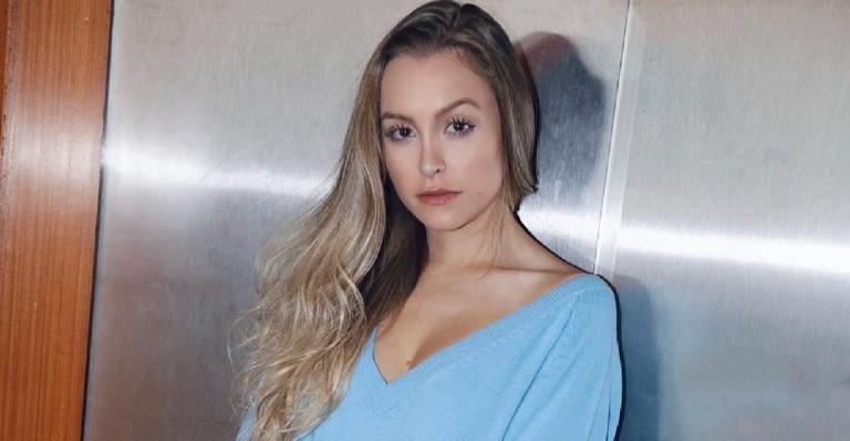 Carla Diaz arranca elogios ao posar com look preto e bota de cano alto