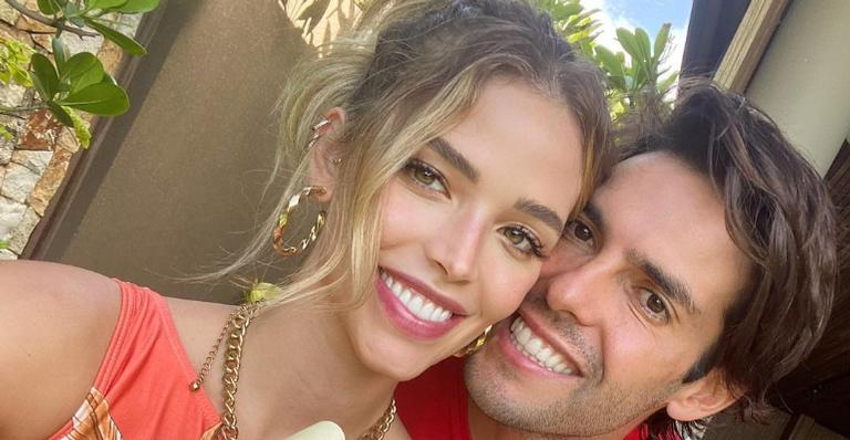 Carol Dias se derrete ao publicar clique romântico com Kaká: ”É muito amor viu?”