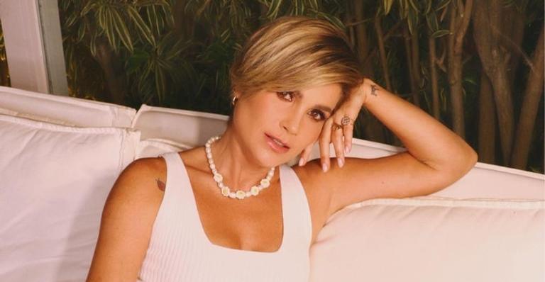 Flávia Alessandra exibe abdômen sarado durante treino na academia e eleva a temperatura: ”Gata”