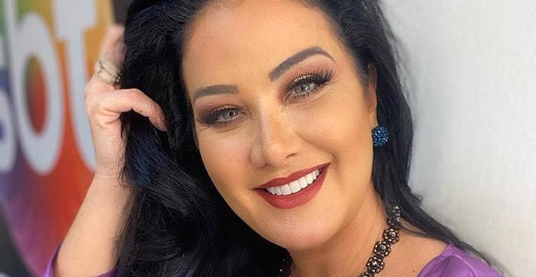 Helen Ganzarolli treina com look branco e ostenta corpão na academia