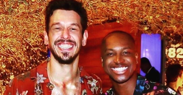 João Vicente recorda foto com  Thiaguinho e brinca: ”Da época que saímos de pijama por aí”