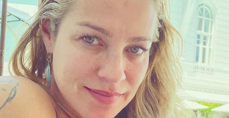 Com biquíni fininho fio dental, Luana Piovani faz topless em Ibiza e para tudo com corpão
