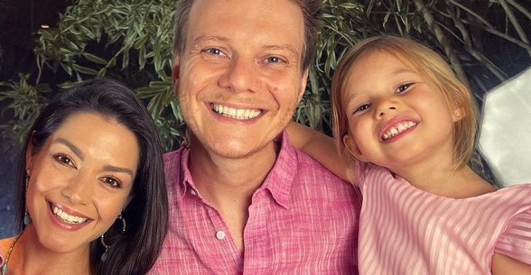 Com Melinda no colo, Michel Teló mostra Thais Fersoza grávida em foto antiga de festa junina