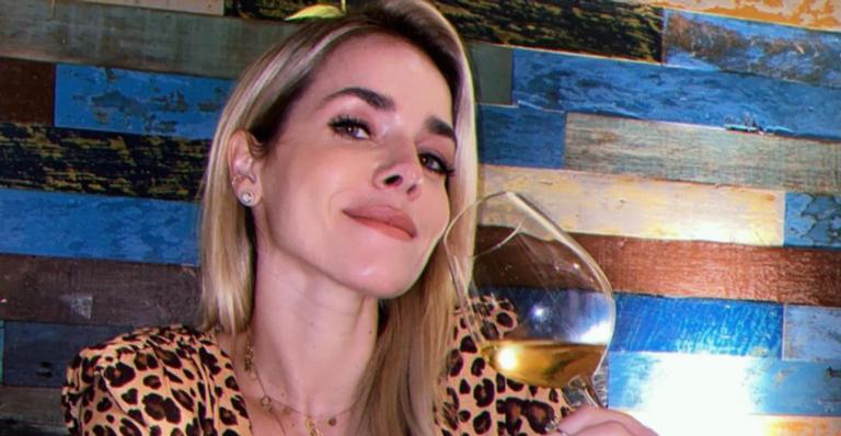 Monique Alfradique mostra quase tudo em clique de toalha e brinca: ”Biscoito de quarta”