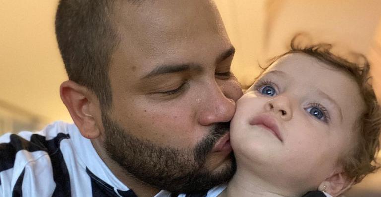 Projota explode o fofurômetro ao mostrar a filha falando ‘papai’: ”Me surpreendendo demais”