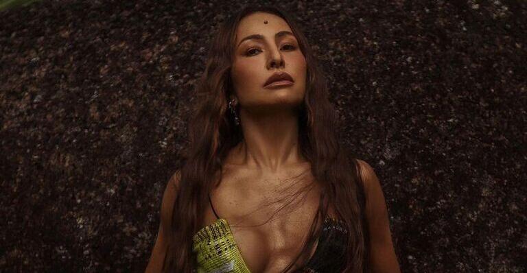 Coberta só de brilhos, Sabrina Sato ostenta corpo escultural e impressiona: ”Maravilhosa”