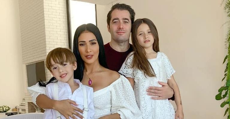 Simaria divide cliques belíssimos ao lado do marido e dos filhos: ”Família mais linda”