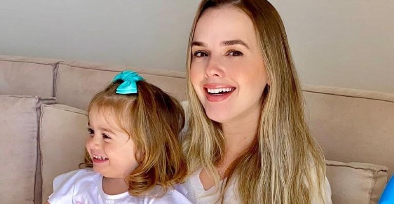 Grávida, Thaeme resgata cliques com Liz no Natal e brinca: ”Últimos dias como filha única”