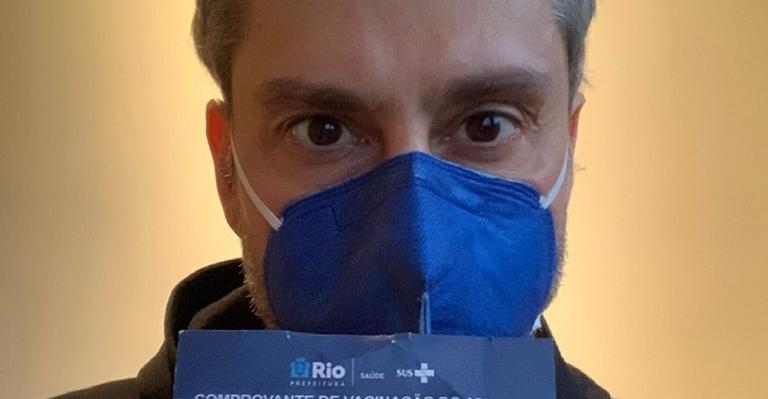 De máscara, Alexandre Nero recebe a primeira dose da vacina contra Covid-19