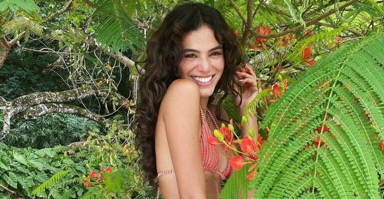 Em heliponto, Bruna Marquezine rouba a cena com look casual cheio de estilo