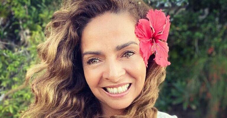 De roupão e toalha na cabeça, Claudia Ohana surge arrasadora: ”Tomar banho mas não tira a make”