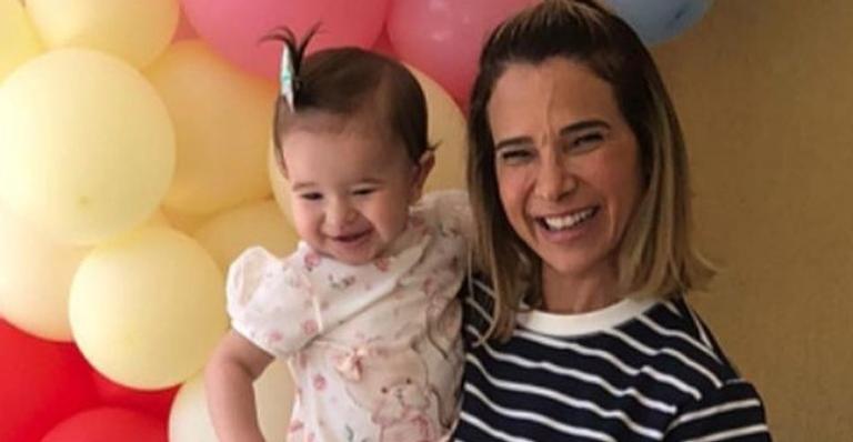 Dany Bananinha mostra a filha, Lara, tomando vacina: ”Não deixem de vacinar”